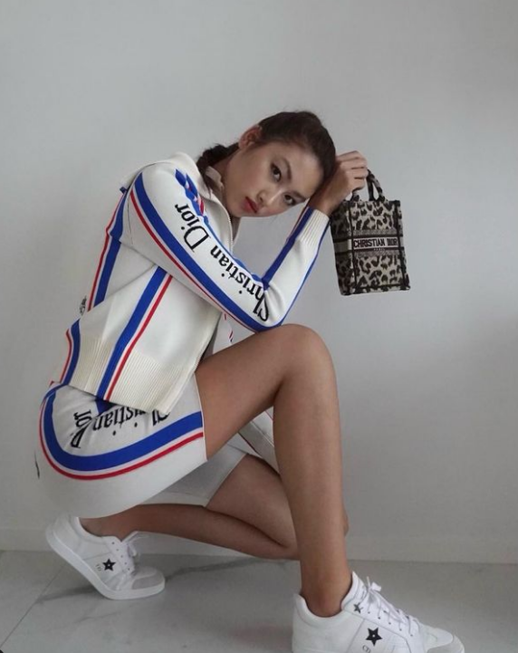 任达华女儿任晴佳晒美照！身材比例优越 长腿吸睛！
