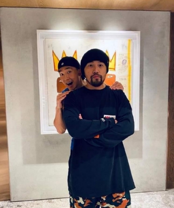 刘畊宏晒与周杰伦合照！身后神秘“二头肌”格格不入！