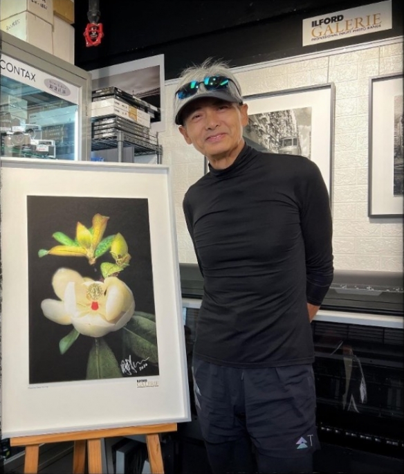 67岁周润发晒摄影展作品合照：满头白发 面露微笑！