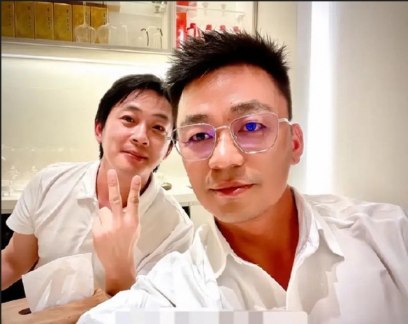 王宝强近照大改往日形象 金边眼镜白衬衫斯文又精致