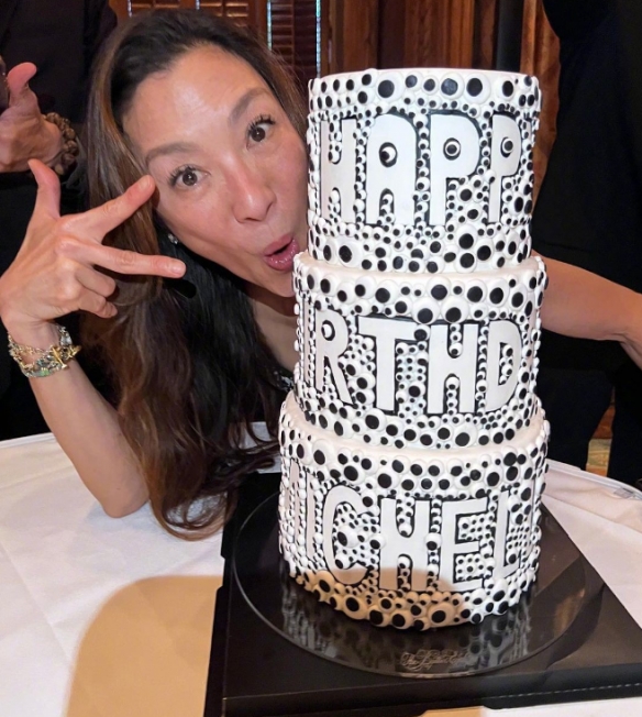 杨紫琼60岁生日派对照！吴彦祖为其庆生 蛋糕够掉SAN