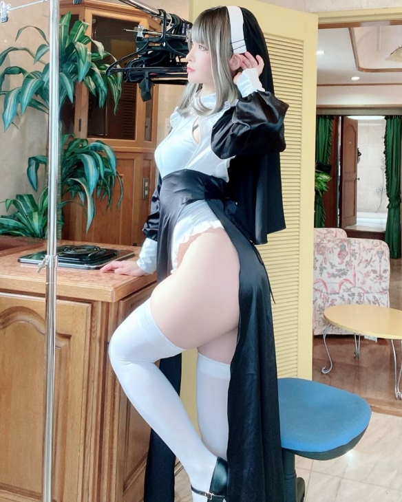 可盐可甜的黑丝白袜女仆装！樱花妹仓地那侑COS美照