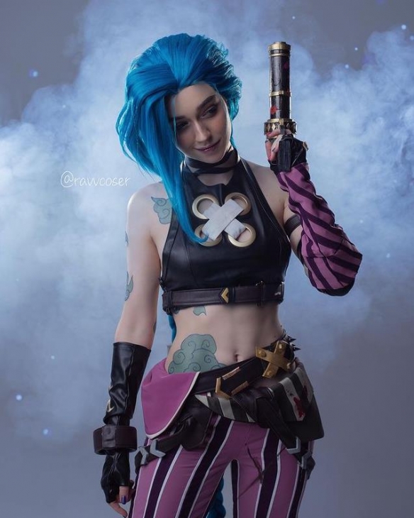 俄妹COS《LOL》金克斯：黑丝泳装版更显绝妙身材！