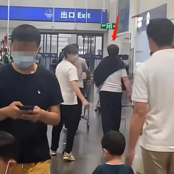 68岁成龙低调逛超市引热议：踩购物车滑行到镜头模糊！