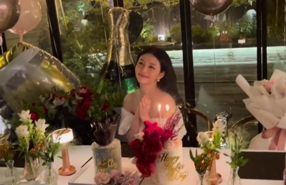 邱淑贞女儿沈月21岁生日照曝光！身着露肩装笑容甜美