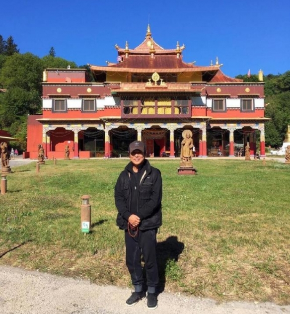 已完成三周时间静修！59岁李连杰晒近照：状态不错！