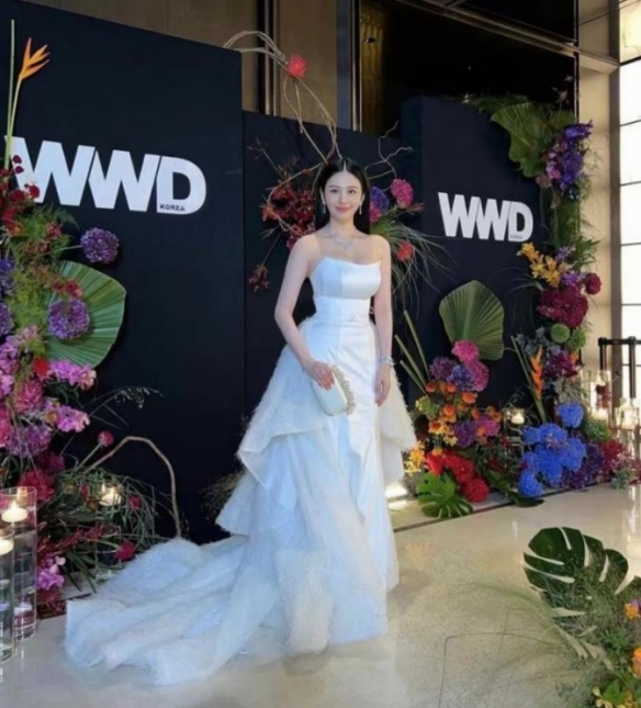 邱淑贞女儿沈月曝晚宴近照！白色抹胸长裙勾勒好身材